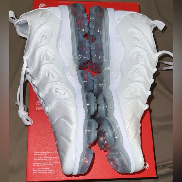 White Nike Vapormax - Picture 2 of 6